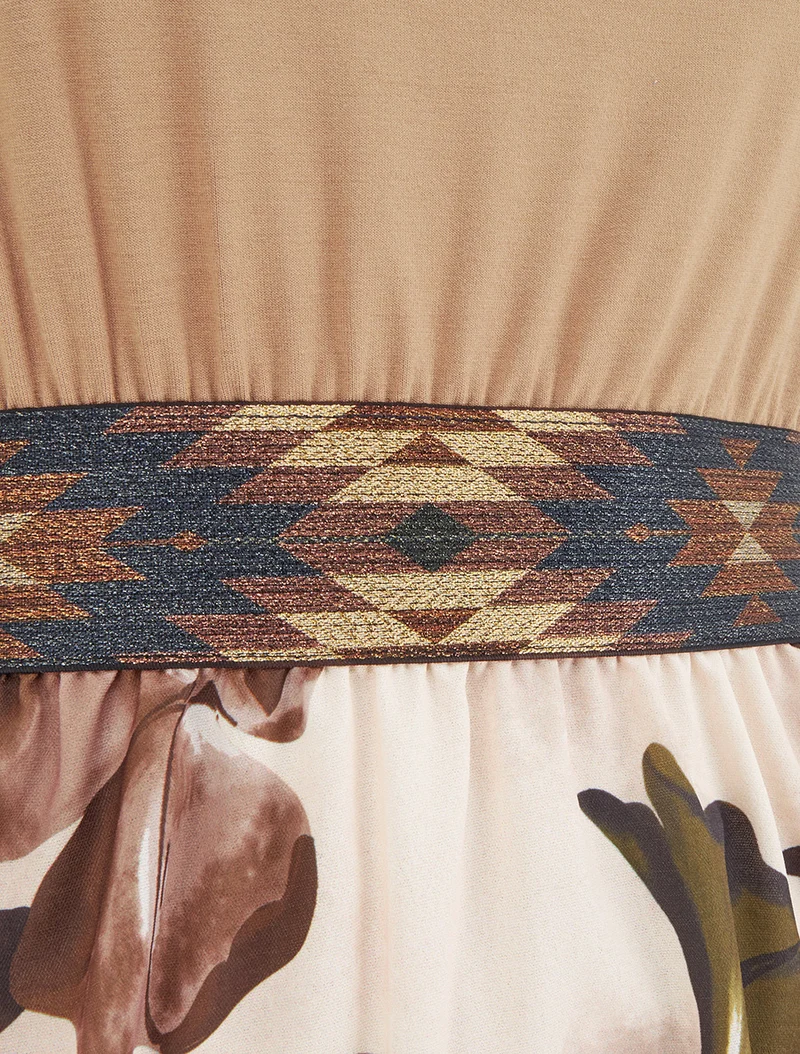 Kleid mit fantasievollem elastischem Bund und Blumenmuster. - Kamel