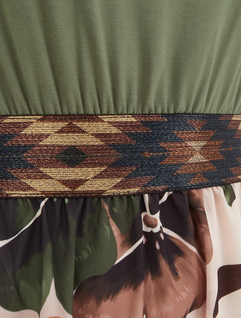Kleid mit fantasievollem elastischem Bund und Blumenmuster. - Kaki