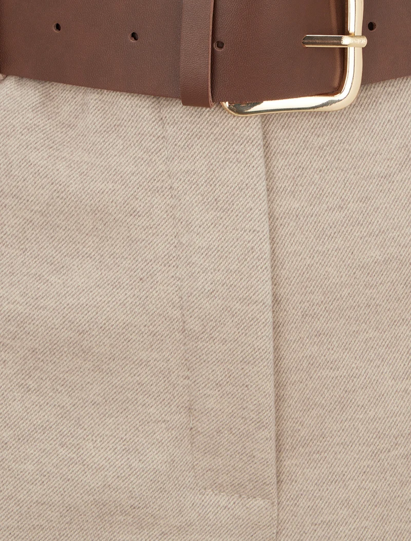 Gekrempelte Shorts mit Gürtel - Beige