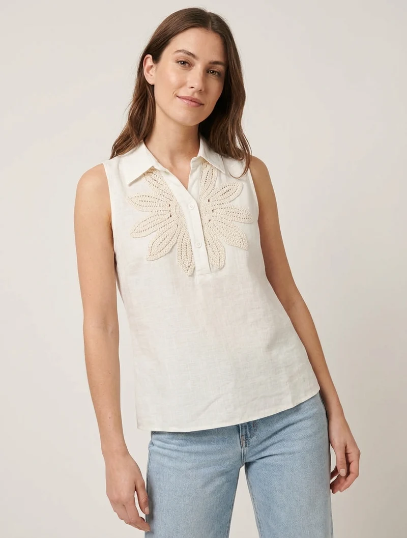 Ärmellose Bluse mit Blumenstickerei - Ecru