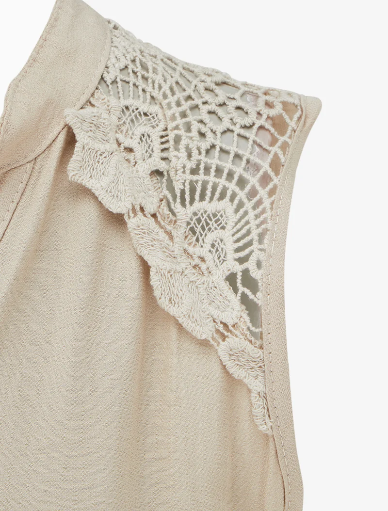 Ärmelloses, knielanges, geknöpftes Kleid - Beige