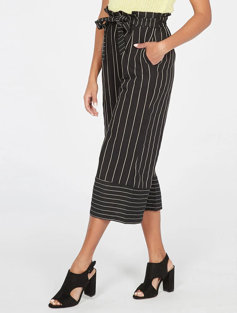 Ausgestellte gestreifte Caprihose - schwarz/weiß