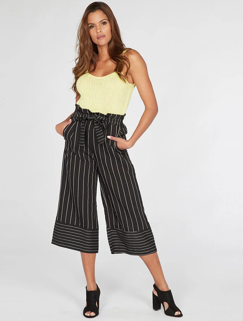 Ausgestellte gestreifte Caprihose - schwarz/weiß