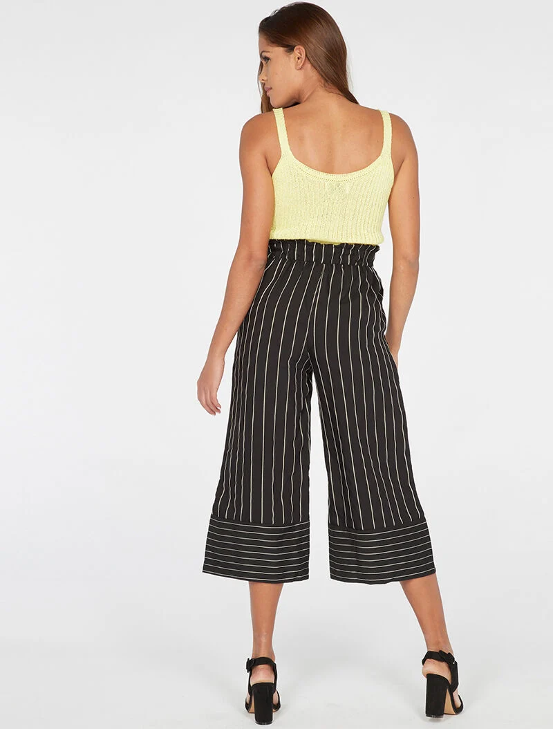 Ausgestellte gestreifte Caprihose - schwarz/weiß