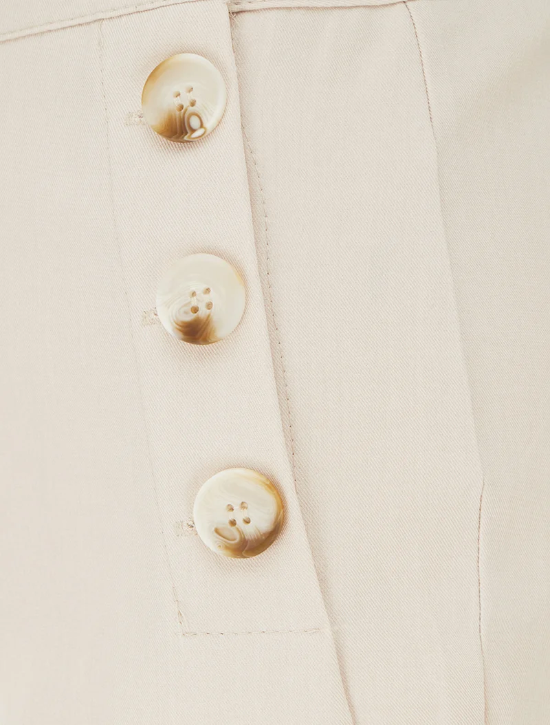 Gerade Hose mit Knopfverschluss an den Seiten. - Beige