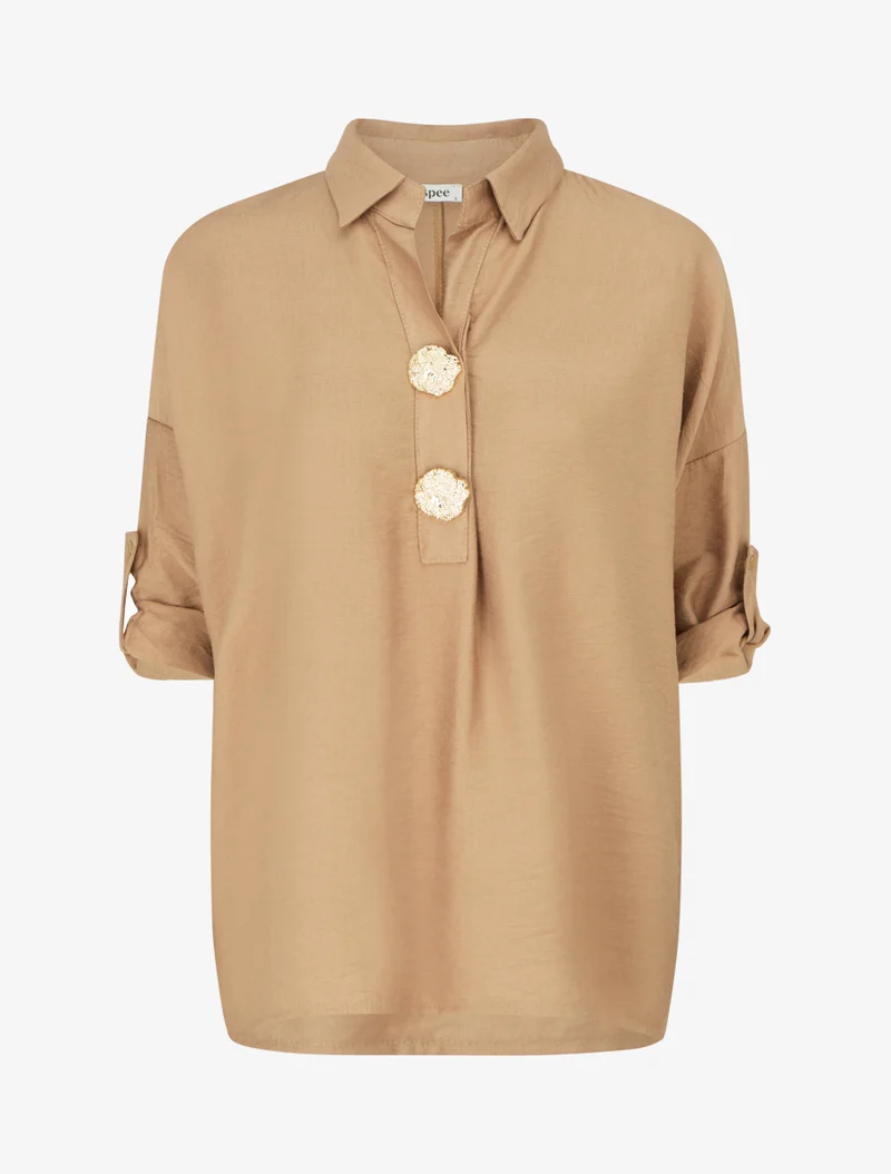 Lockere Bluse mit Metallstiften - Kamel