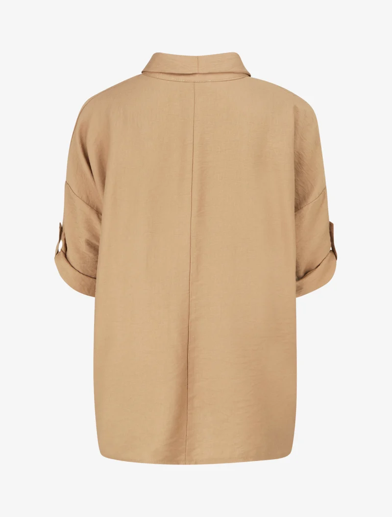 Lockere Bluse mit Metallstiften - Kamel