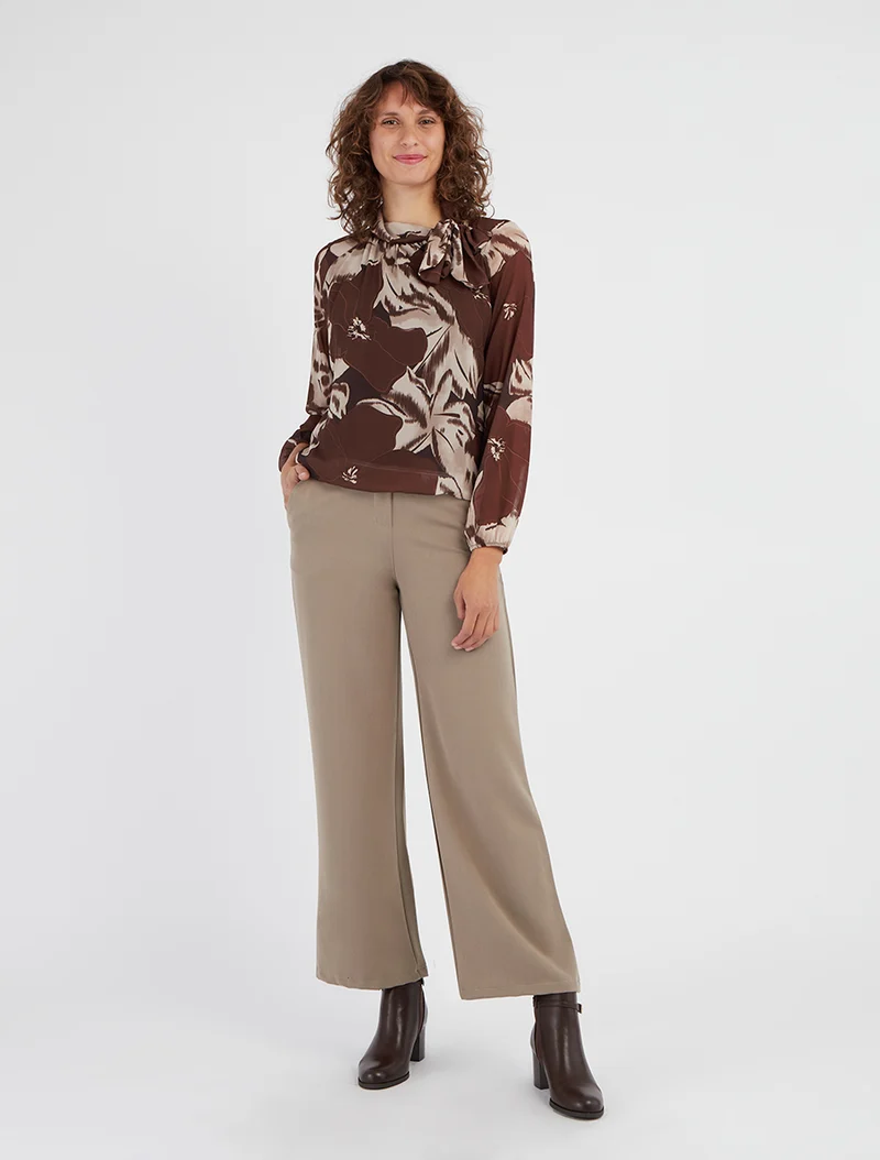 Bluse aus bedrucktem Blumenvoile zum Binden - Braun