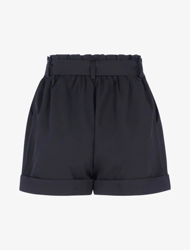 Hoch taillierte Shorts mit Säumen - schwarz