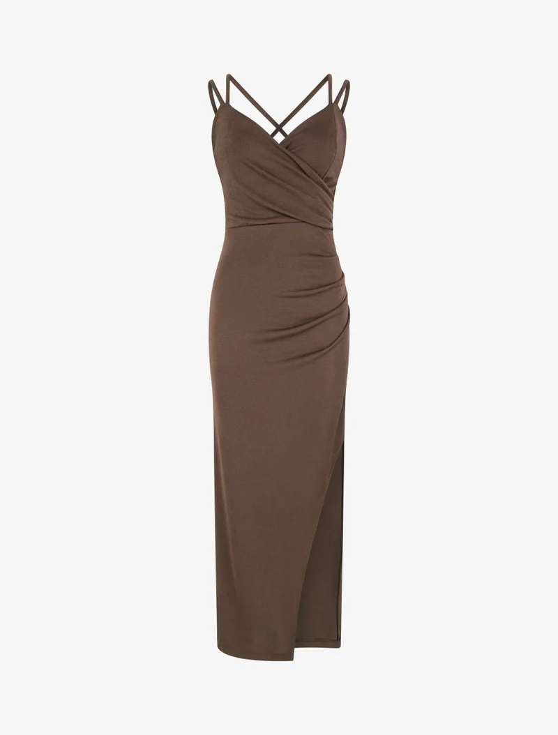 Langes, eng anliegendes Kleid mit Schlitz und Trägern. - Braun