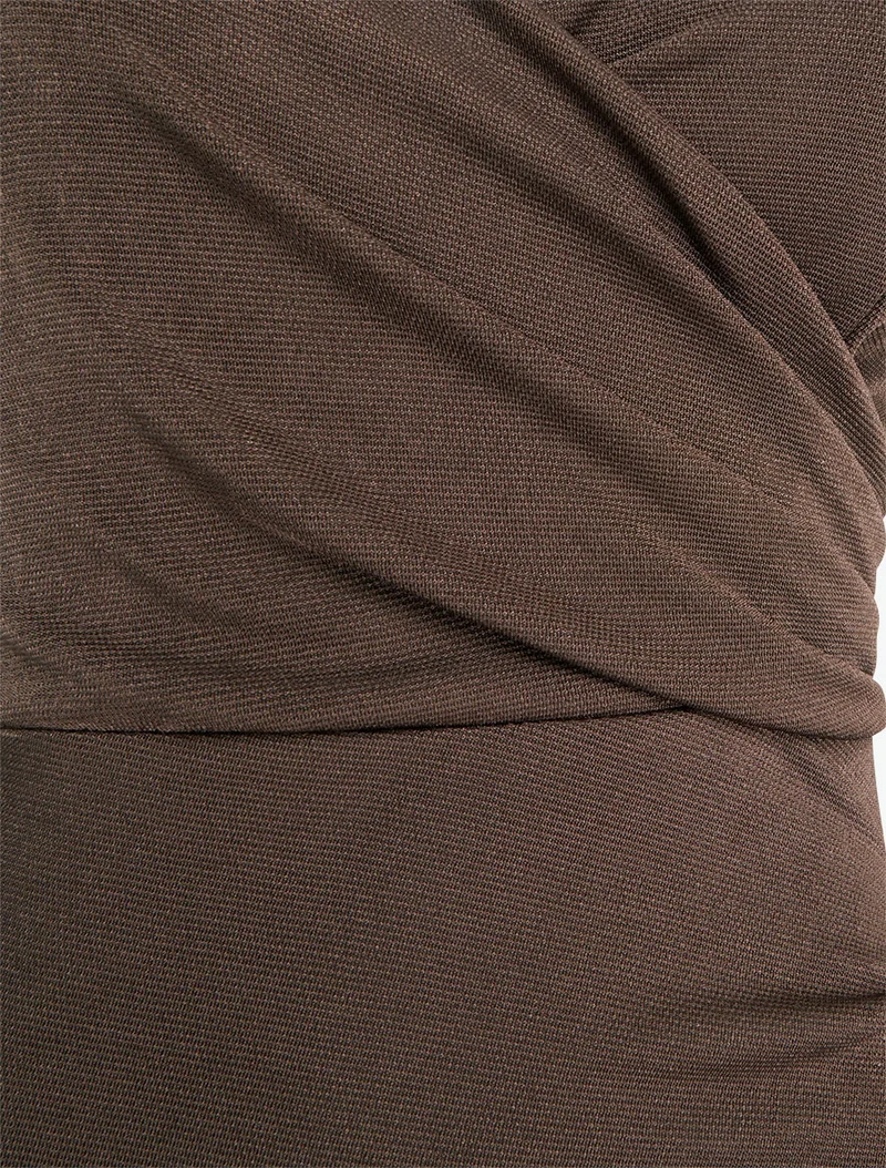 Langes, eng anliegendes Kleid mit Schlitz und Trägern. - Braun
