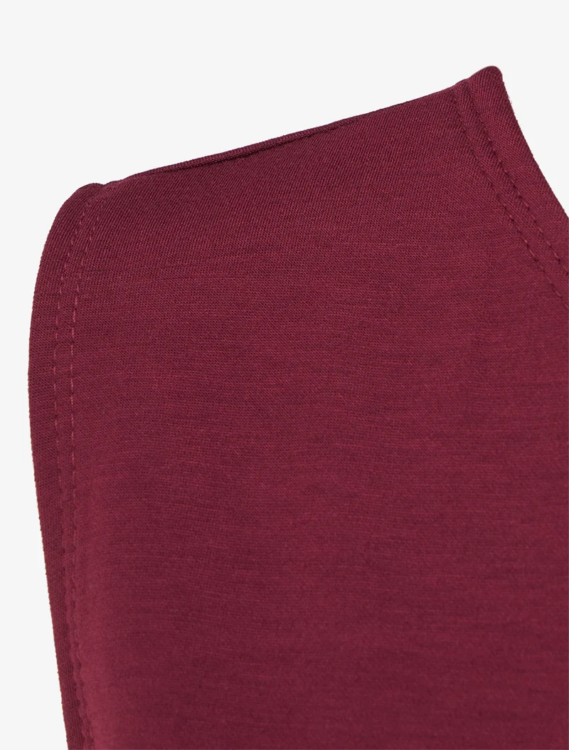 Langes Kleid mit Schmuckeinsatz und Schlitz - Weinrot