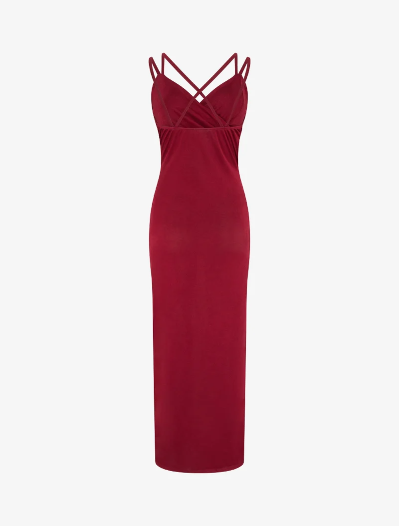 Langes, eng anliegendes Kleid mit Schlitz und Trägern. - Bordeaux