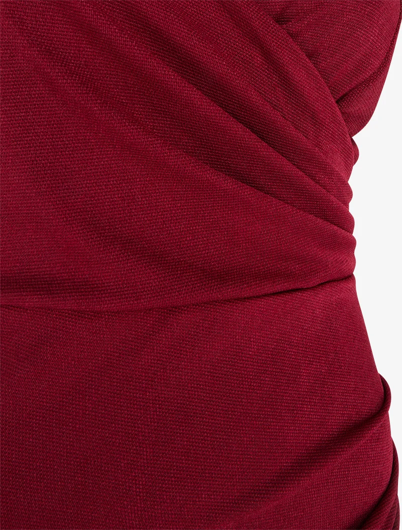 Langes, eng anliegendes Kleid mit Schlitz und Trägern. - Bordeaux