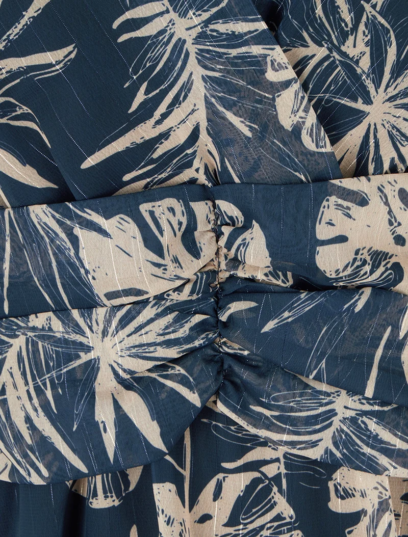 Kleid mit Blattdruck und schimmernden Streifen - Marine