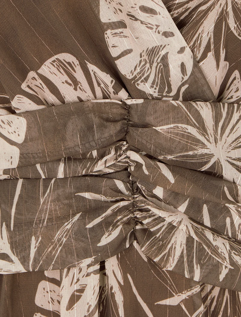 Kleid mit Blattdruck und schimmernden Streifen - Braun