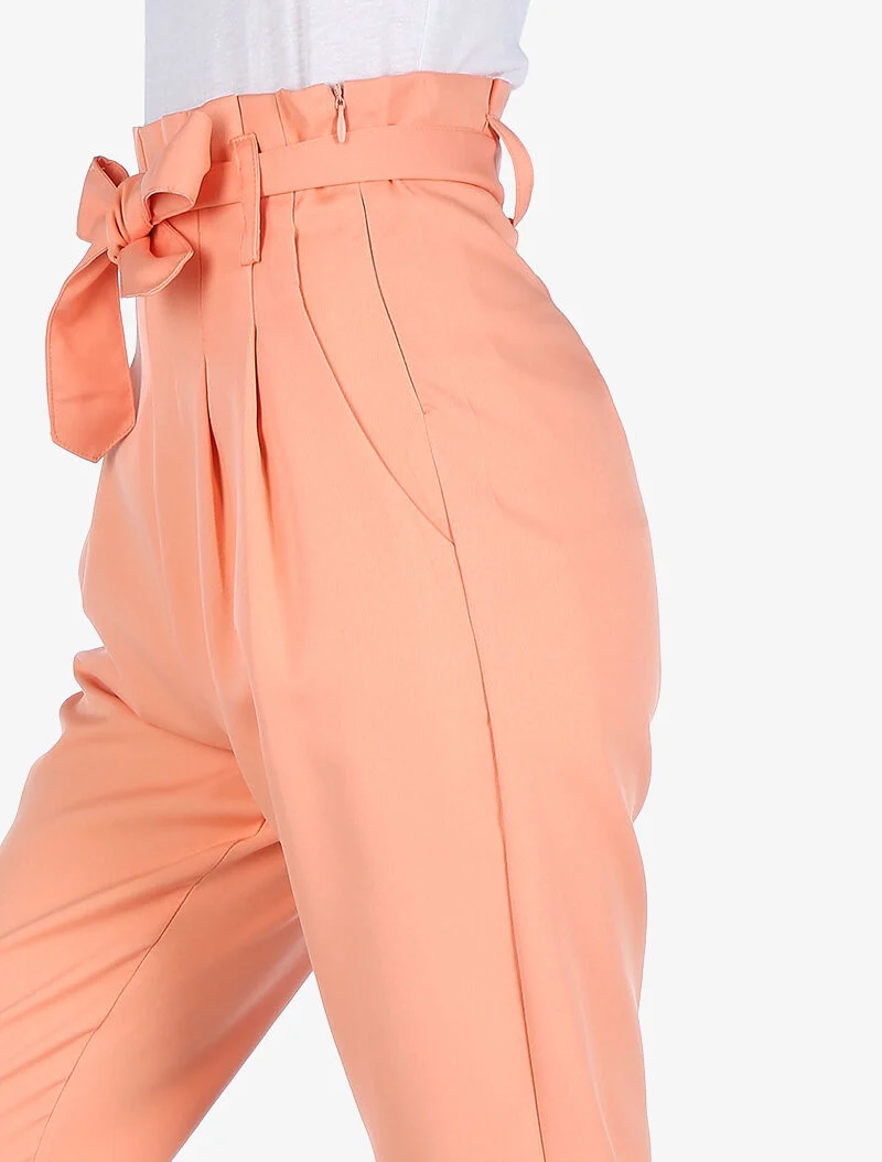 Hoch taillierte Hose mit permanenten Falten - Rose