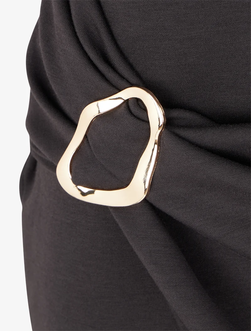 Langes Kleid mit Schmuckeinsatz und Schlitz - Schwarz
