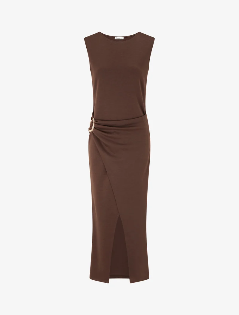 Langes Kleid mit Schmuckeinsatz und Schlitz - Braun
