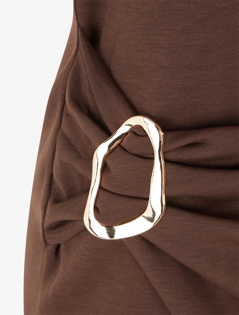 Langes Kleid mit Schmuckeinsatz und Schlitz - Braun