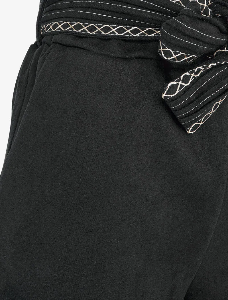 Velourshorts mit besticktem Gürtel - Schwarz