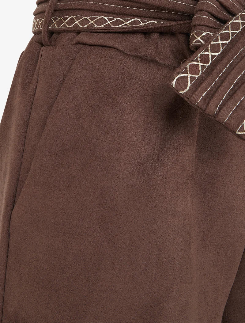Velourshorts mit besticktem Gürtel - Braun