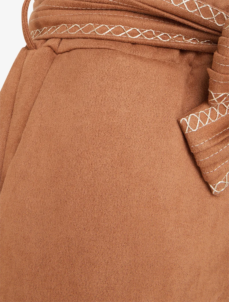 Velourshorts mit besticktem Gürtel - Kamel