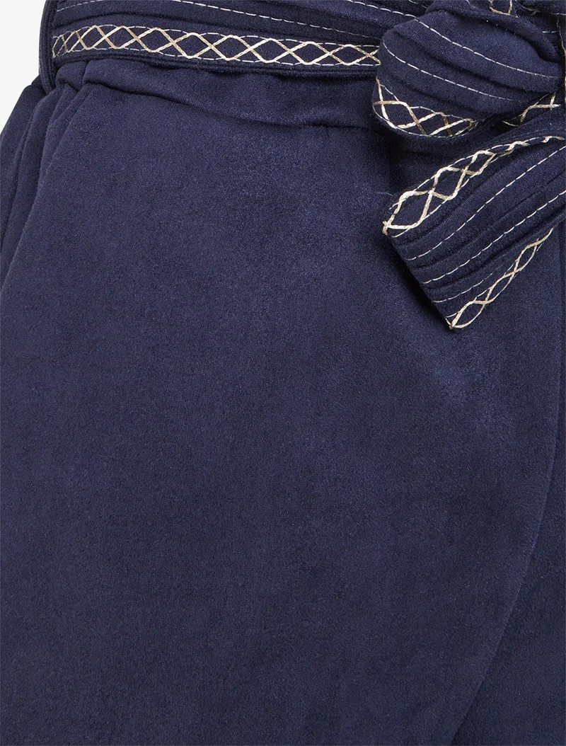 Velourshorts mit besticktem Gürtel - Marine