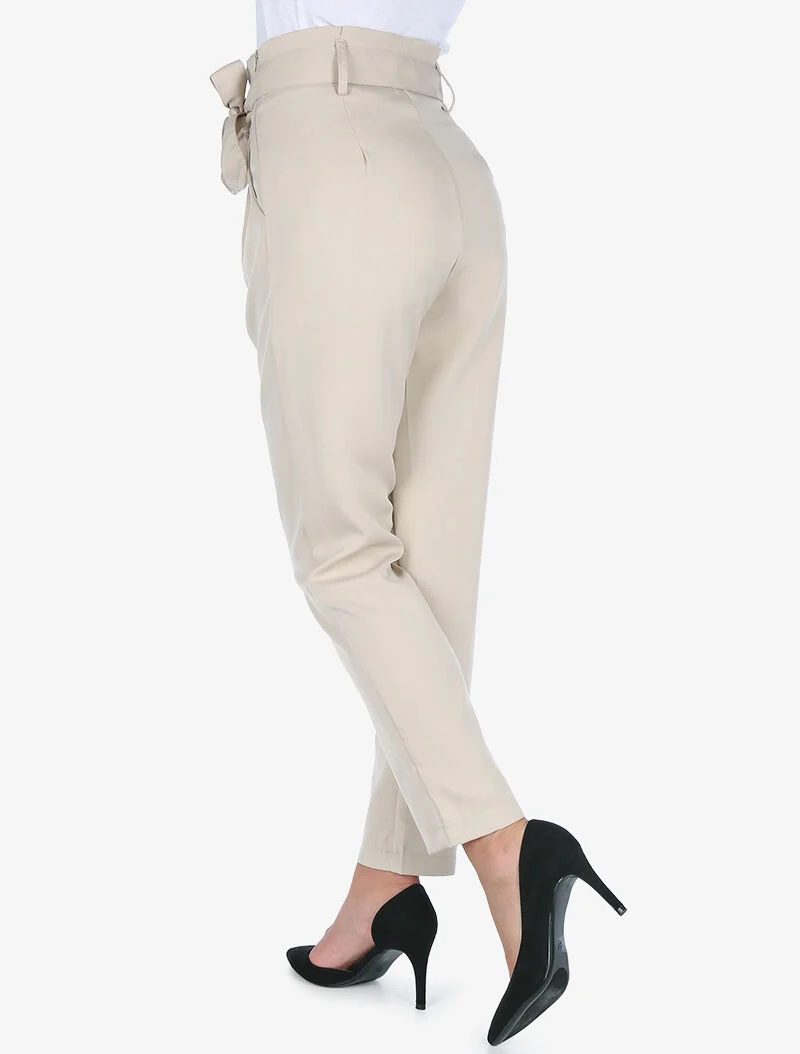 Hoch taillierte Hose mit permanenten Falten - beige