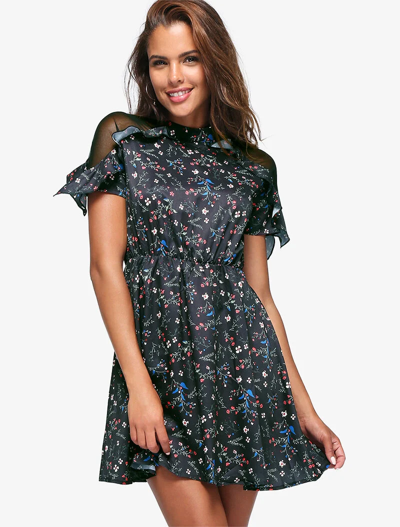Geblümtes Kleid mit freien Schultern - schwarz