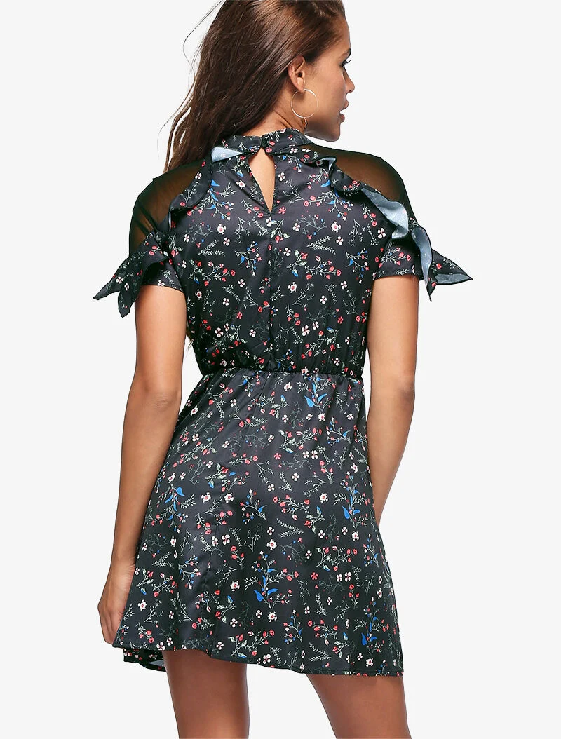 Geblümtes Kleid mit freien Schultern - schwarz