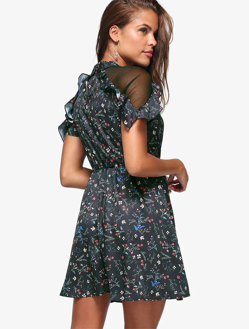 Geblümtes Kleid mit freien Schultern - schwarz