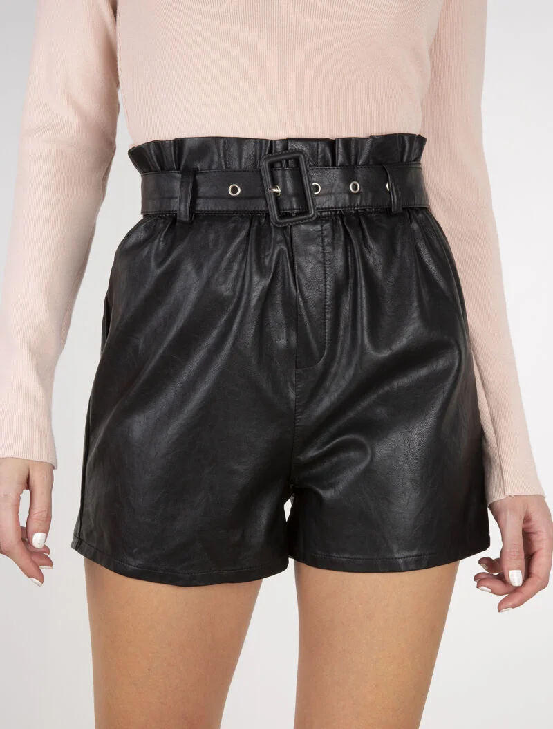 Mini-Shorts aus Kunstleder - schwarz