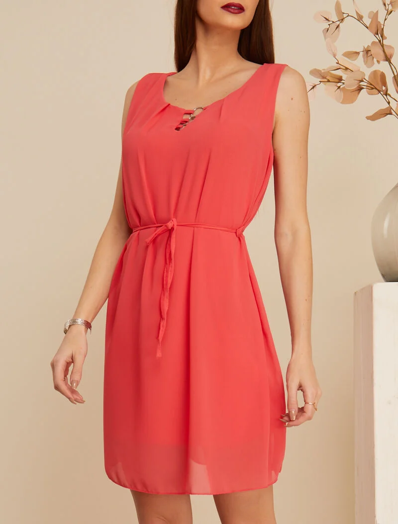 Kleid mit Kragen verziert mit Metallösen - Koralle