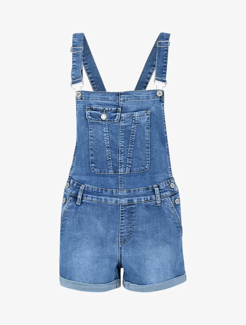 Schmal geschnittener Latzshort - helles Denim