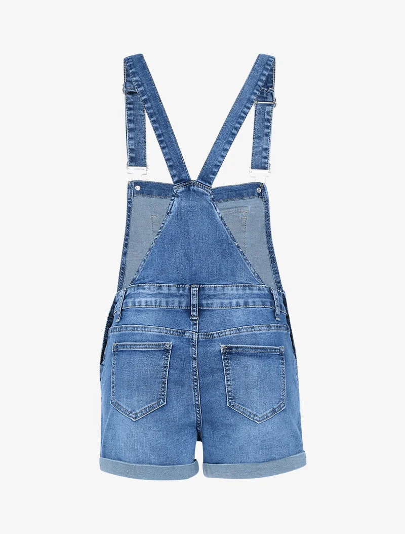 Schmal geschnittener Latzshort - helles Denim