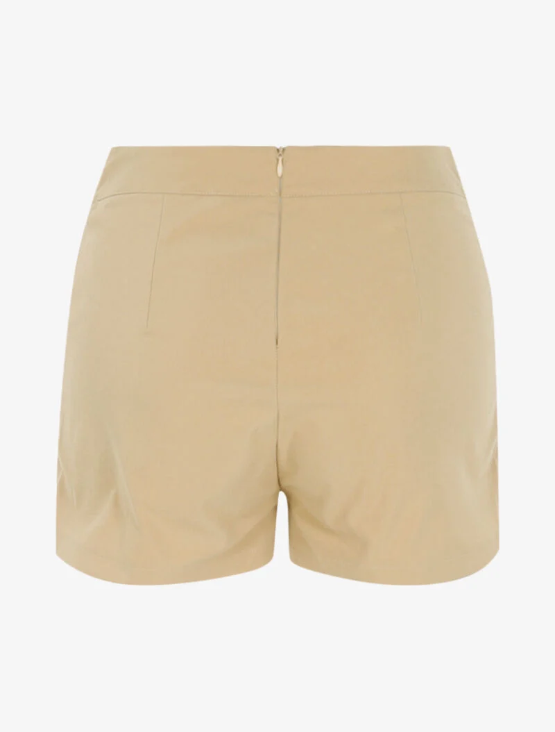 Mini-Shorts mit dekorativen Knöpfen - beige