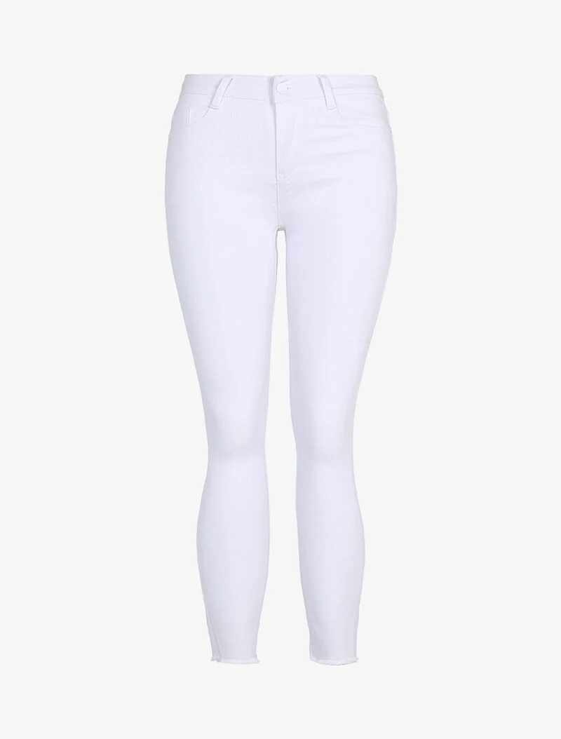 Basic-Jeans mit ausgefransten Kanten. - weiß
