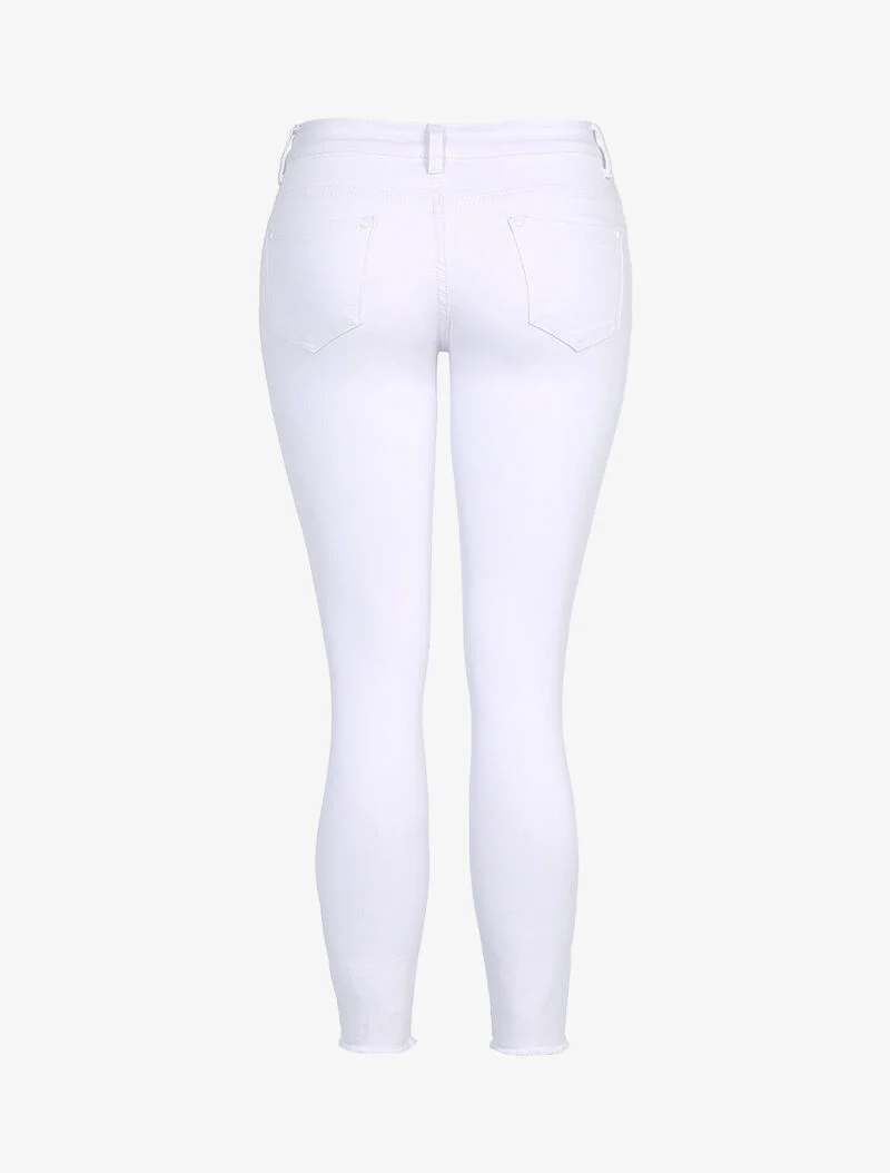 Basic-Jeans mit ausgefransten Kanten. - weiß