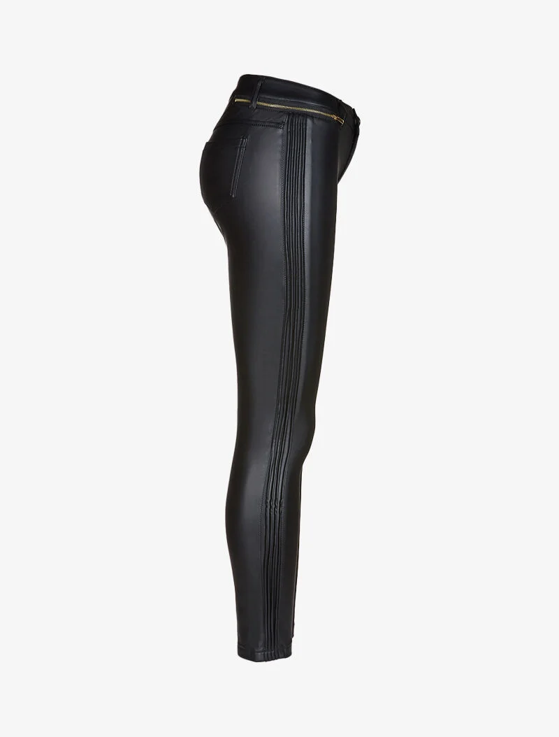 Schmale Hose aus Kunstleder mit Falten an den Seiten. - schwarz