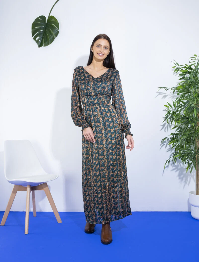 Langes Kleid mit betonter Taille und Paisleymuster. - Grün