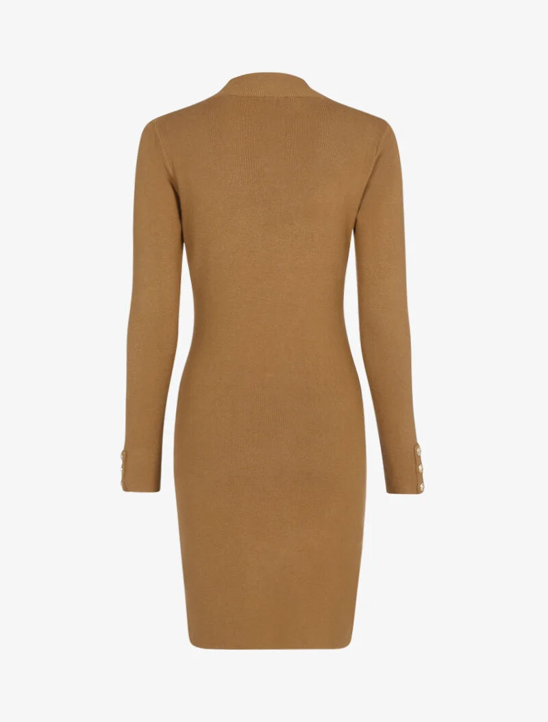 Strickkleid mit kontrastierenden Knöpfen - Kamel