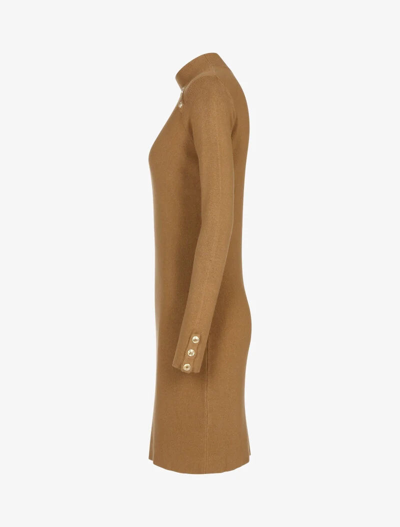 Strickkleid mit kontrastierenden Knöpfen - Kamel