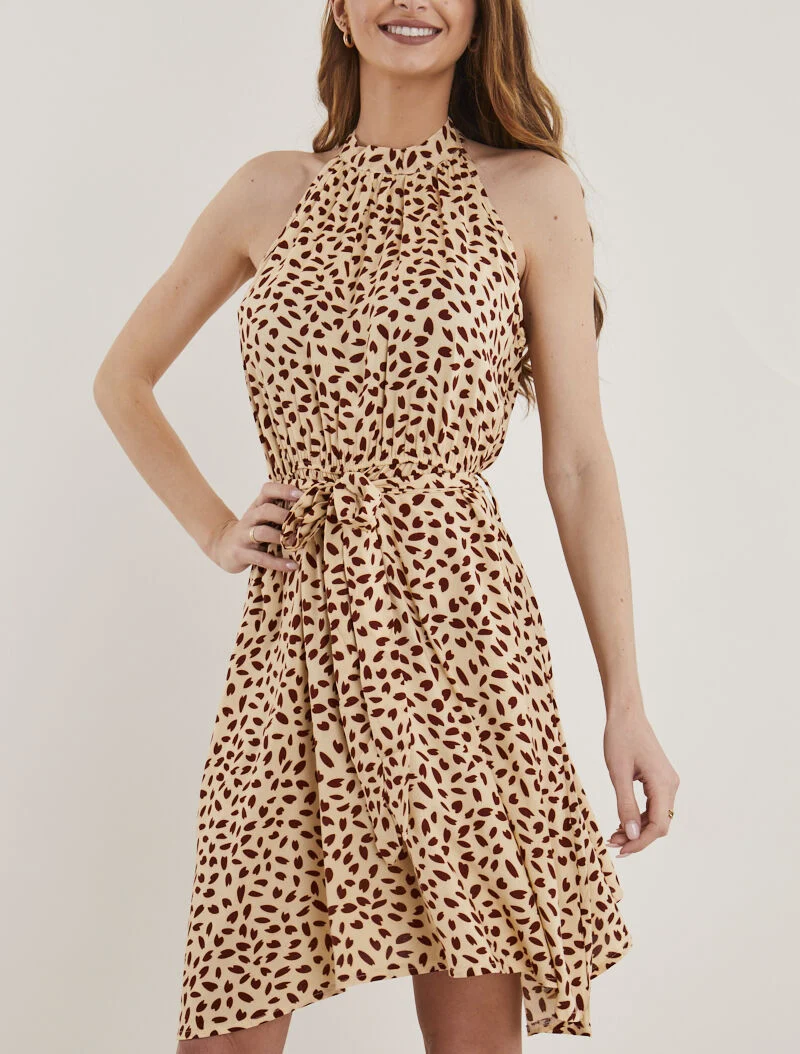 Tailliertes Kleid mit amerikanischem Kragen - beige