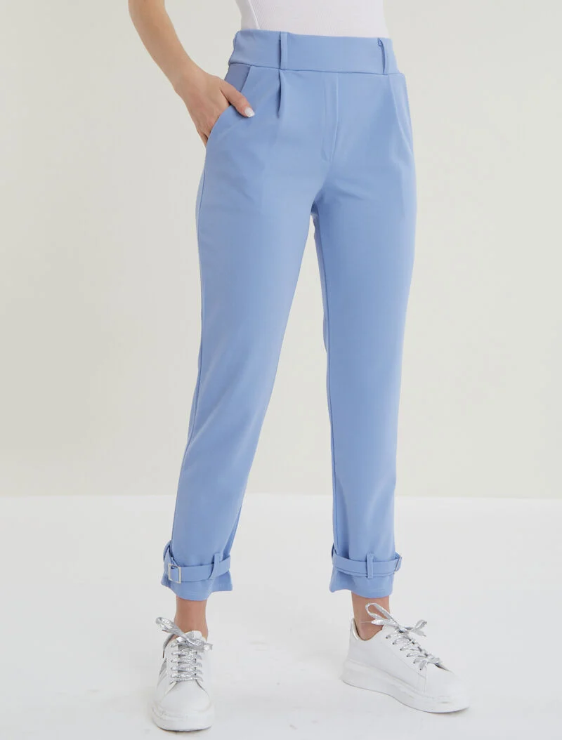 Karottenhose mit stilisierten Kanten - Himmelblau