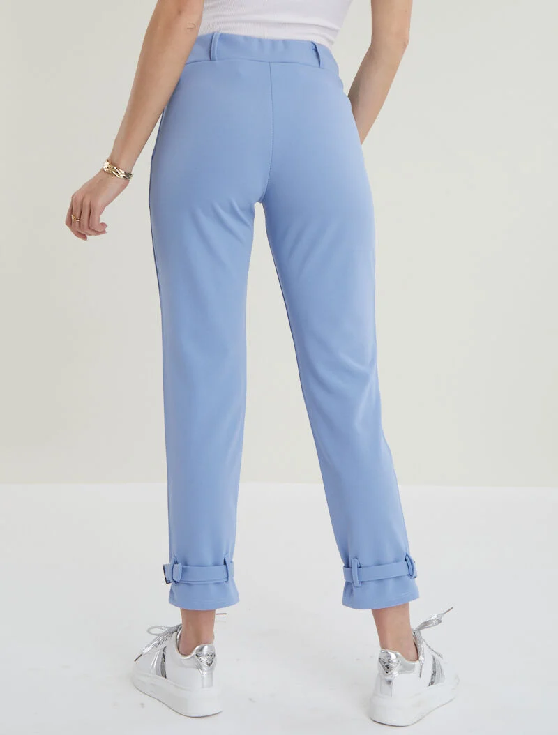 Karottenhose mit stilisierten Kanten - Himmelblau