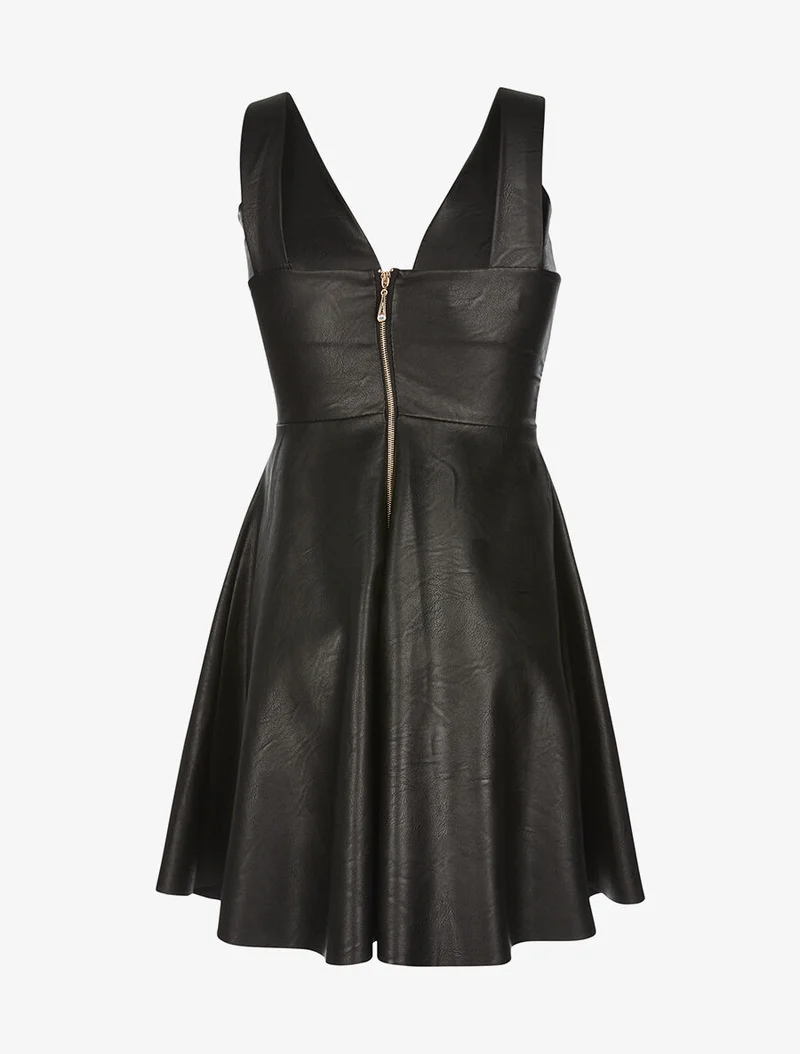 Ausgestelltes Kleid aus Kunstleder - schwarz