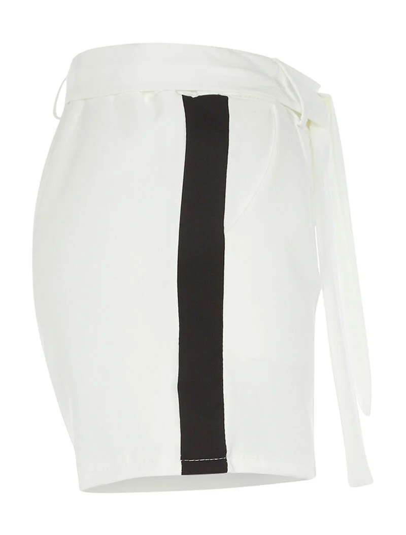 Kurze Hose mit breiten farbigen Streifen - weiß/schwarz