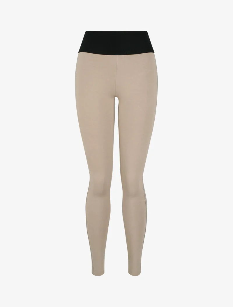 Texturierte Leggings mit Bund und Kunstlederpaspeln. - Maulwurf