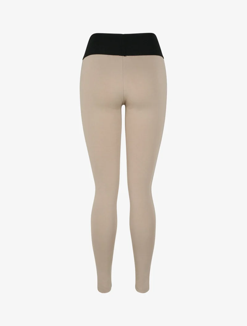 Texturierte Leggings mit Bund und Kunstlederpaspeln. - Maulwurf